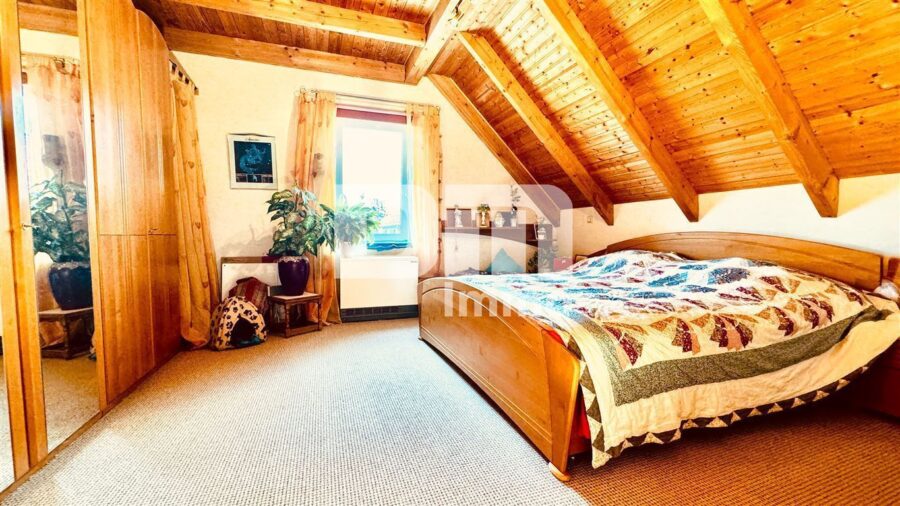 Schönes Mehrfamilienhaus geteilt nach WEG mit umfangreichen Nutzflächen und Traumgrundstück - WE3 - 2.OG / DG Schlafzimmer